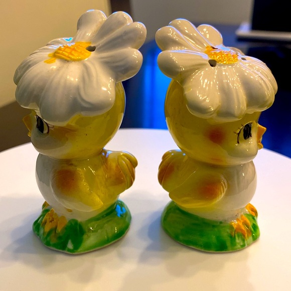VINTAGE LEFTON ANTHROPOMORPHIC CHICKS W/DAISY HATS SALT/PEPPER SET H7632 - Picture 3 of 8